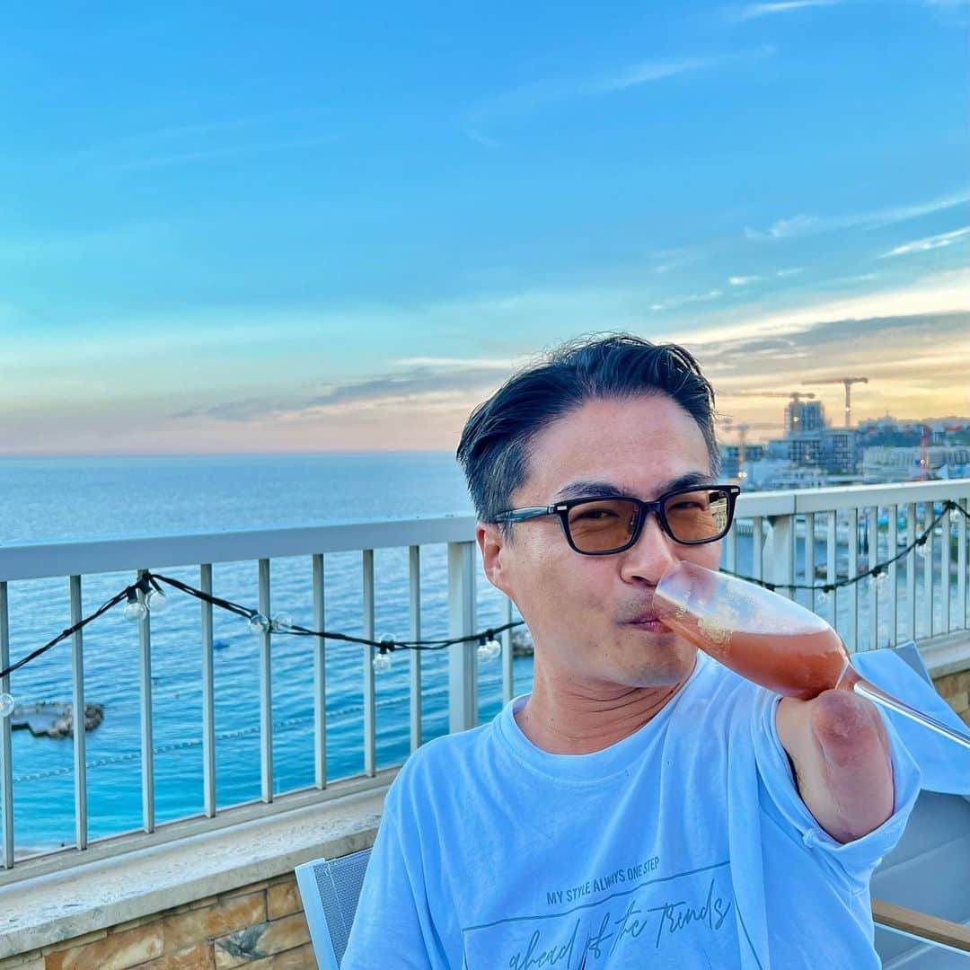 乙武洋匡さんのインスタグラム写真 - (乙武洋匡Instagram)「【#Monaco】今回の旅の最終目的地は #モナコ。世界中の大富豪が集う「#モンテカルロ」という #カジノ や、彼らが所有するクルーザーが並ぶハーバーがあまりに有名ですが、じつはその奥の高台にある #旧市街 が私のお気に入り。雰囲気のある路地裏に多くのレストランやカフェがテラス席を出していて、夏の終わりを感じながらここで食事をしたのは、6年前の素敵な思い出です。  今回はモナコに住む友人宅で #ガーデンパーティー があるというので、ありがたくお呼ばれ。ニースから駆けつけた #松嶋啓介 シェフがお店のスタッフとともに振る舞う贅沢なコースと、松嶋シェフが選んだ #プロヴァンスワイン の完璧なペアリング。茜色に染まっていくモナコの空を眺めながら。友人たちと忘れられない夜を過ごすことができました。  パーティーには、現在 #ASモナコ の中心選手として活躍する #サッカー日本代表 #南野拓実 選手も参加。ご縁が重なり、パーティー会場までは南野選手のご自宅からマイカーに乗せていただくという栄誉にも預かりました。モデルのようなルックスはテレビで見ていた通りでしたが、車椅子での移動をさりげなくサポートしてくれるナイスガイ。共通の友人でもある #吉田麻也 選手も交えた3人での再会を約束して、この日はお別れ。  ２週間の旅を締めくくるにふさわしい最後の夜を過ごし、ニースの宿へと戻りました。帰りはちゃっかり啓ちゃんの車に便乗。この日もお世話になりっぱなしでした。啓ちゃん、拓実くん、素敵な一日をありがとう！  #モナコ公国 #モナコ旅行 #モナコ観光 #モナコ🇲🇨 #Monaco🇲🇨 #🇲🇨 #プロヴァンス #コートダジュール」9月8日 22時27分 - ototake_official