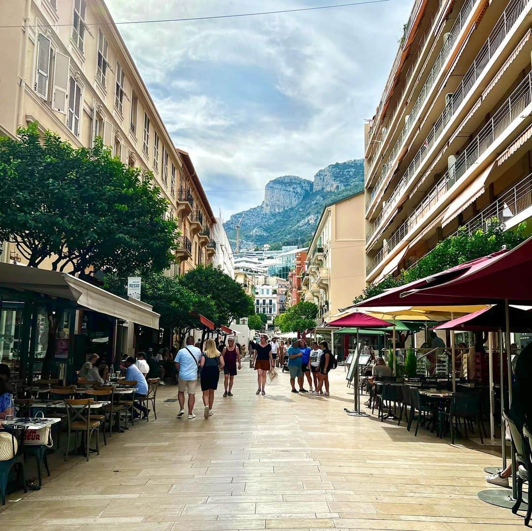 乙武洋匡さんのインスタグラム写真 - (乙武洋匡Instagram)「【#Monaco】今回の旅の最終目的地は #モナコ。世界中の大富豪が集う「#モンテカルロ」という #カジノ や、彼らが所有するクルーザーが並ぶハーバーがあまりに有名ですが、じつはその奥の高台にある #旧市街 が私のお気に入り。雰囲気のある路地裏に多くのレストランやカフェがテラス席を出していて、夏の終わりを感じながらここで食事をしたのは、6年前の素敵な思い出です。  今回はモナコに住む友人宅で #ガーデンパーティー があるというので、ありがたくお呼ばれ。ニースから駆けつけた #松嶋啓介 シェフがお店のスタッフとともに振る舞う贅沢なコースと、松嶋シェフが選んだ #プロヴァンスワイン の完璧なペアリング。茜色に染まっていくモナコの空を眺めながら。友人たちと忘れられない夜を過ごすことができました。  パーティーには、現在 #ASモナコ の中心選手として活躍する #サッカー日本代表 #南野拓実 選手も参加。ご縁が重なり、パーティー会場までは南野選手のご自宅からマイカーに乗せていただくという栄誉にも預かりました。モデルのようなルックスはテレビで見ていた通りでしたが、車椅子での移動をさりげなくサポートしてくれるナイスガイ。共通の友人でもある #吉田麻也 選手も交えた3人での再会を約束して、この日はお別れ。  ２週間の旅を締めくくるにふさわしい最後の夜を過ごし、ニースの宿へと戻りました。帰りはちゃっかり啓ちゃんの車に便乗。この日もお世話になりっぱなしでした。啓ちゃん、拓実くん、素敵な一日をありがとう！  #モナコ公国 #モナコ旅行 #モナコ観光 #モナコ🇲🇨 #Monaco🇲🇨 #🇲🇨 #プロヴァンス #コートダジュール」9月8日 22時27分 - ototake_official