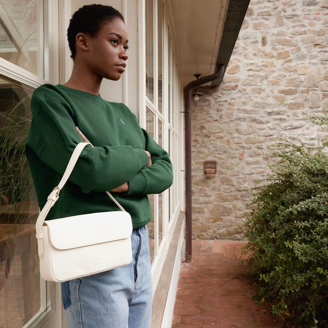 イルビゾンテのインスタグラム：「Il Bisonte is pleased to introduce the new Studio Line baguette. Crafted in soft vegetable-tanned cowhide leather and lined with cotton canvas. Discover its vibrant color palette!   #ilbisonte #sustainability #madeinitaly #fw23」