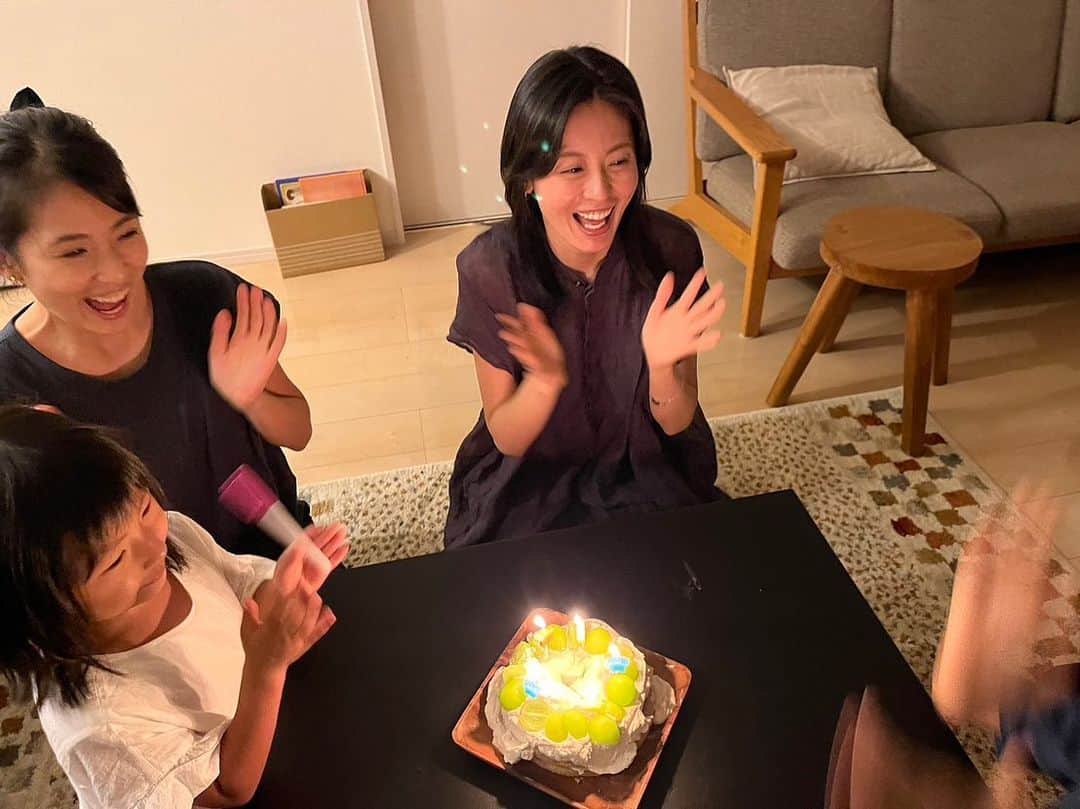 のインスタグラム：「皆さま、誕生日のお祝いメッセージをありがとうございます。 (昨年から年齢は言わないスタイル🎂) #36  この一年はいろんなことがあり、(毎年いろんなことがありますが)周りの方に支えて頂いて、自分なりに丁寧に乗り越えられたと感じられる一年でした。  皆さま、本当にいつもあたたかい応援をありがとうございます。  その中で、有難いことはより有り難く、楽しいことはより楽しいと感じられる自分になれた気がしてます。  「楽しんで！」と言われると、 よく、どうやって楽しめば…と悩んでしまうこともあったのですが、 力を抜いて、周りと自分を信頼して伸び伸び体験することが楽しむということなんだと段々とわかってきたので、  この一年はさらに楽しい一年になるのではないかなと予感しています☺️  この1年もどうぞよろしくお願いします😌  写真は、妹のリイナ @riina_motokariya と甥っ子、姪っ子が手作りの誕生日ケーキを作ってお祝いしてくれました。😭  3枚目は、リイナの手作り！くりきんとん🌰💝」