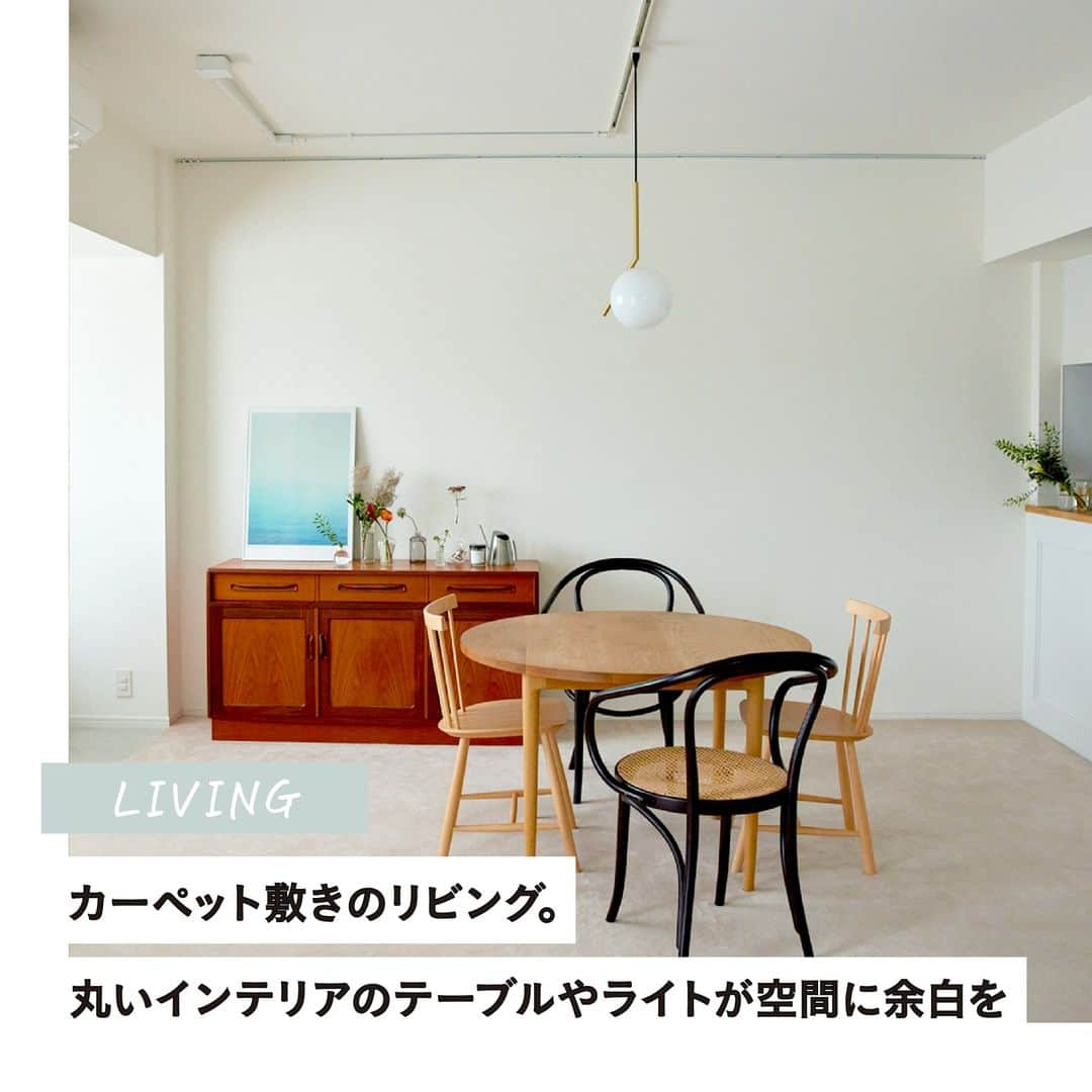 RE住むRENOVATIONさんのインスタグラム写真 - (RE住むRENOVATIONInstagram)「家づくりの経験者から具体的な家づくりアイデアをうかがう企画 “あの人の家づくり手帖”。  夫婦それぞれの理想を“見える化”し、こだわりのマンションリノベーションをされたとみこさん。夫婦の好きなデザインをアプリで共有、可視化し家づくりをスタートしました。  仕事と暮らしが共存する住空間だからこそ、こだわったのは、ワークスペースとキッチン。また理想の空間を叶えるため、壁紙と床材も丁寧に検証をし、選ばれました。 そんな、とみこさん宅の家づくりアイデアをご紹介します。  詳しくは記事をご覧ください。 @dolive.media  --- DoliveアプリではDolive media記事のほか、 サイトに載っていない特別記事も公開中。 App Storeで【Doliveアプリ】と検索してみてね。  #dolivemedia #dolive #doliveアプリ #君はどんな家に住みたい #あの人の家づくり手帖 #家 #部屋 #住まい #暮らし #住宅デザイン #家具 #ライフスタイル #インテリアデザイン #暮らしのアイデア #おしゃれインテリア #好きなものに囲まれた暮らし #インテリア術 #理想の家 #家づくり #家づくりアイデア #マンションリノベーション #マンションインテリア #リノベーション #シンプルな生活 #すっきり暮らす#リビングインテリア #ヴィンテージ家具 #ヴィンテージインテリア」9月8日 22時29分 - dolive.media