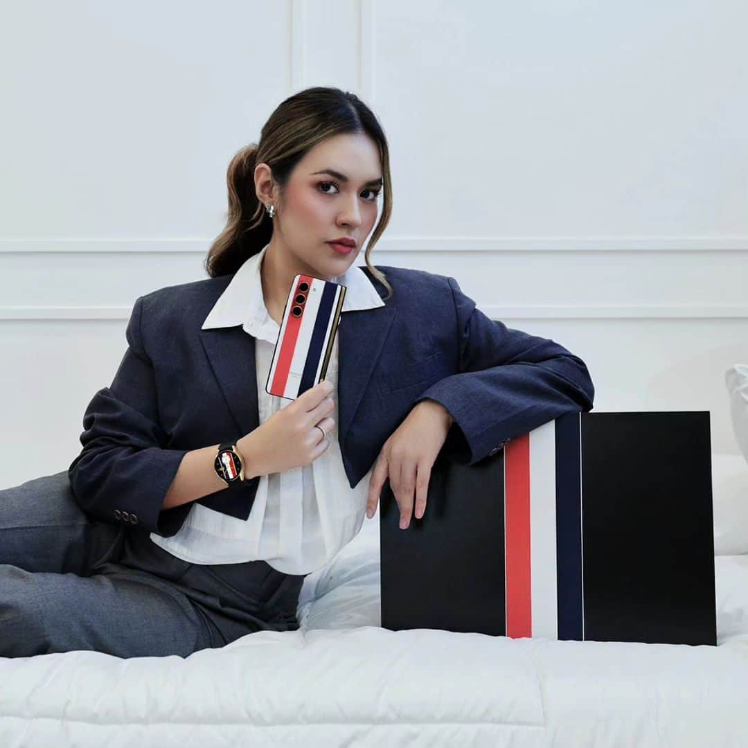 Raisa Andrianaさんのインスタグラム写真 - (Raisa AndrianaInstagram)「Got the chance to give myself a reward with #GalaxyZFold5ThomBrowneEdition from @samsungindonesia  The meticulous classic briefcase holds the Galaxy Z Fold5 and its accessories in black pebble leather or signature grosgrain colors. Absolutely enhances luxurious formal look.  I also #JoinTheFlipSide & self-reward with the signature stripes on 12 September 2023, 19.00 WIB only at samsung.com/id  #GalaxyxThomBrowne #GalaxyZFold5 #TeamGalaxy」9月8日 22時30分 - raisa6690