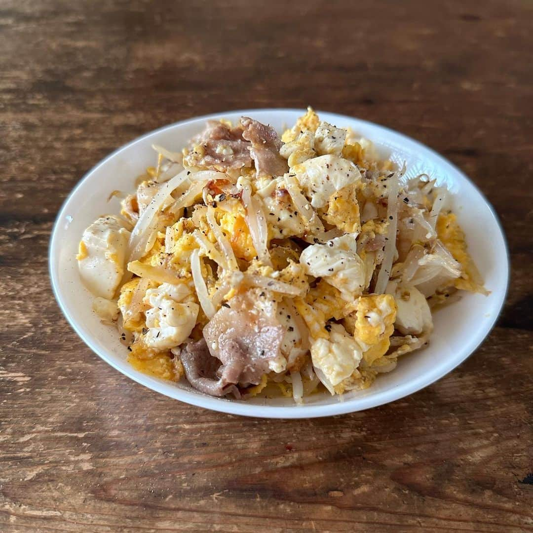 Tesshiさんのインスタグラム写真 - (TesshiInstagram)「もやしチャンプル Moyashi bean sprout chanpuru Stir-fried Moyashi #yummy #homemade #healthy #beansprouts #pork #tofu #eggs #おいしい #もやし #チャンプルー #豚肉 #豆腐 #卵 #マカロニメイト #フーディーテーブル #手作り  昨日ゴーヤ使っちゃったから😵 好きな油大1、豚肉100g、もやし1袋200g、豆腐1/2パック150g(水切り)、鰹節1袋2.5g、しょうゆ大1/2、みりん大1/2、卵2個、塩胡椒など 1 tbsp oil, 100g pork, 1 bag 200g bean sprouts, 150g tofu(drain the water), 1 bag Katsuobushi 2.5g, 1/2 tbsp soy sauce, 1/2 tbsp mirin, 2 eggs, salt and pepper…」9月8日 22時30分 - tmytsm