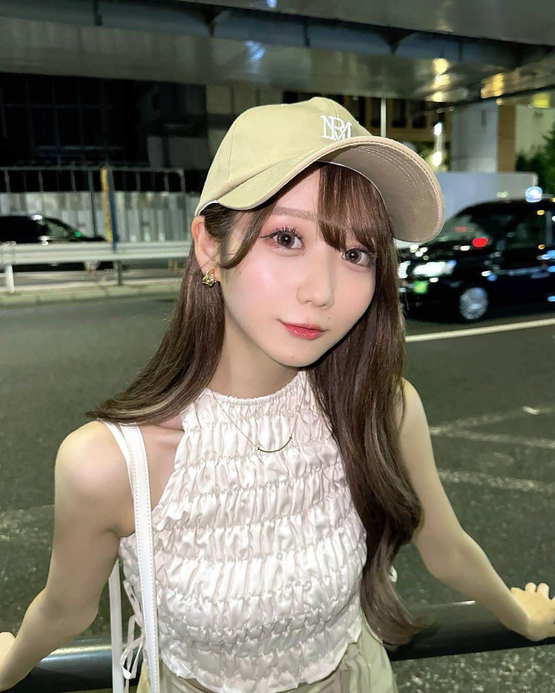 大谷映美里のインスタグラム：「🐈💕💕 夜にフラッシュありで撮ったらギャルみ出た…😚 カラコンはライアーピンク👁️💞 フラッシュで撮るとはっきり発色、 室内だときゅるきゅるピンクに見えるよ〜可愛い🎀  キャップは今月末発売になります❕」