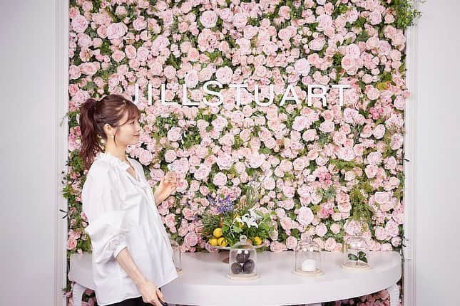 牧野結美のインスタグラム：「可愛すぎるイベントへ🧸🌸  JILL STUART Beauty のポップアップイベント 「PHOTO STUDIO By JILL STUART Beauty」に ご招待いただきました☺️🫶🏻🩰 @jillstuartbeauty   こちらのイベントでは、 「宝石」や「お花」からインスピレーションを受けた JILL STUART Beautyの世界観を体感できる空間で プロのカメラマンによる撮影や タッチアップサービスを受けることができます💐  新作コスメも揃っていて心ときめきますよ〜🥺🫧 週末はお天気も良さそうなので ぜひ足を運んでみてください🤍🤍  《ポップアップイベント詳細》 ◽️開催期間 2023年9月9日(土)10:00 - 20:00 2023年9月10日(日)10:00 - 19:00  ◽️実施会場 M-SPACE JINGUMAE&HARAJYUKU HAKKAKUKAN 千代田線「明治神宮前」駅 徒歩1分 山手線「原宿」駅 徒歩4分 銀座線 「表参道」駅 徒歩6分  #jillstuart #ジルスチュアート #jillstuartbeauty #ジルスチュアートビューティー」