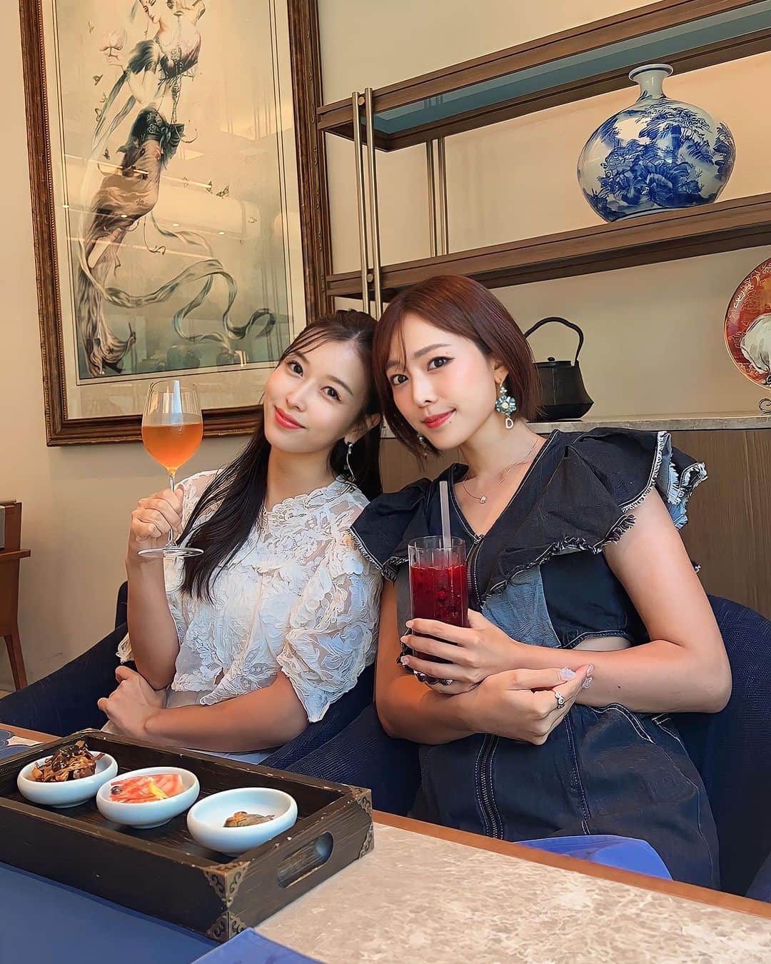 のインスタグラム：「シンディと♡ 長坂真護展を見に行きlunch♪ @nagasakamago  アートに秘められたストーリーが面白い！ @cindystory__  の幅広い活躍にも毎回刺激を受けています🌹 一度大きい病気を乗り越えてきたからこそなのか...彼女の笑顔も明るさも周りに与えるパワーが人とは違うんだよな🤔シンディのアメブロずっと読もうと思ってて、こないだ全部読みました🍀検診に行くことって凄く大切なんだと改めて感じ、即予約しました！ 今月婦人科検診行きます！  心も体も健康でいる為にできることはしよう。」