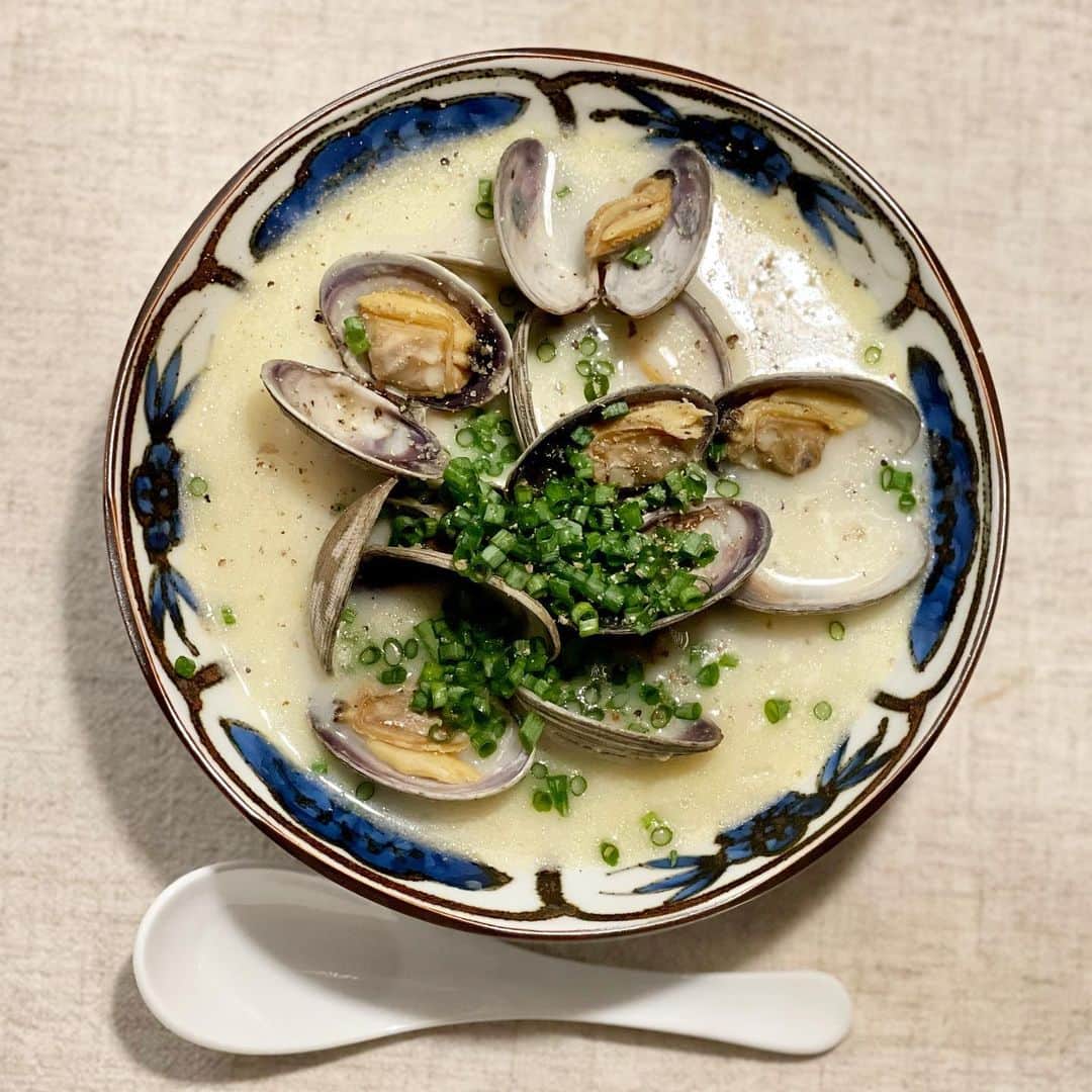 のインスタグラム：「ときにほんとうに簡単な晩ごはんにしたいときがあって、そういうときはおかゆやリゾットの出番。 乾燥帆立貝柱の出汁を使ってミルクがゆをつくり、最後にバターをおとして、酒蒸しにしたホンビノス貝と浅葱を散らしました。」