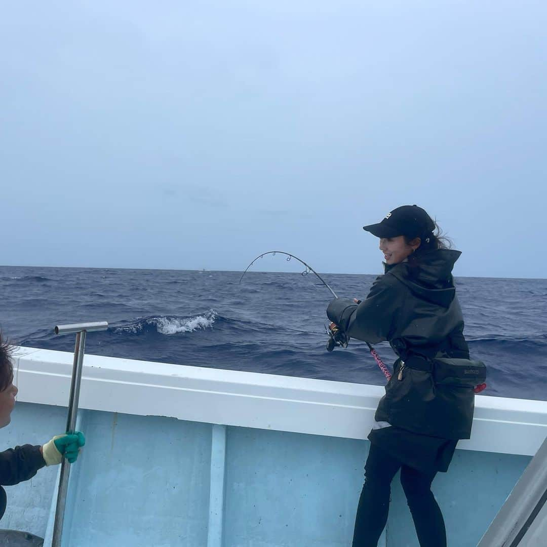 片原恵麻さんのインスタグラム写真 - (片原恵麻Instagram)「26歳になりました🐟  今年の誕生日は仕事だぁと思っていたら、まさかの日程がズレて…😲 これは行くしかじゃん…？🤔て事で大好きなキハダに会いにきました🥰  友達と友達の船で釣りが出来て最高の休日！ 船長も中乗りも釣り人も全員同い年の友達なの、レア˙ᵕ˙  26歳はより一層仕事もプライベートも充実する1年にします！ たくさんの人と釣りの楽しさを共有したいな〜しよう！🥳 初心と謙虚の気持ちを忘れずに…🤝  📍海宝丸Ⅱ @kaihoumaru2_miyakojimaturibune   ⋱⋰ ⋱⋰ ⋱⋰ ⋱⋰ ⋱⋰ ⋱⋰ ⋱⋰ ⋱⋰ ⋱⋰ ⋱⋰ ⋱⋰ ⋱⋰  #海宝丸Ⅱ#マグロ#キハダ#キハダマグロ#tunafishing #釣りガール#釣り女子#釣り#海釣り#ツリジョ#fishing#钓鱼#낚시#鱼#강태공#낙씨광#ルアマガ女子部#大物釣り#ビッグゲーム#マグロ釣り#オフショア#biggamefishing#泳がせ#yellowfin#yellowfintuna#沖縄釣り#宮古島#宮古島釣り」9月8日 22時41分 - emma_katahara