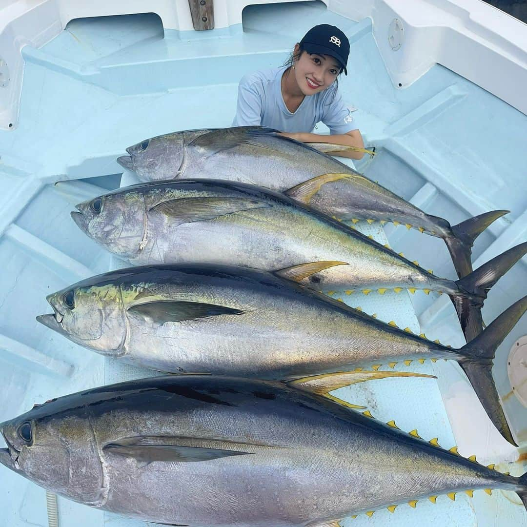 片原恵麻さんのインスタグラム写真 - (片原恵麻Instagram)「26歳になりました🐟  今年の誕生日は仕事だぁと思っていたら、まさかの日程がズレて…😲 これは行くしかじゃん…？🤔て事で大好きなキハダに会いにきました🥰  友達と友達の船で釣りが出来て最高の休日！ 船長も中乗りも釣り人も全員同い年の友達なの、レア˙ᵕ˙  26歳はより一層仕事もプライベートも充実する1年にします！ たくさんの人と釣りの楽しさを共有したいな〜しよう！🥳 初心と謙虚の気持ちを忘れずに…🤝  📍海宝丸Ⅱ @kaihoumaru2_miyakojimaturibune   ⋱⋰ ⋱⋰ ⋱⋰ ⋱⋰ ⋱⋰ ⋱⋰ ⋱⋰ ⋱⋰ ⋱⋰ ⋱⋰ ⋱⋰ ⋱⋰  #海宝丸Ⅱ#マグロ#キハダ#キハダマグロ#tunafishing #釣りガール#釣り女子#釣り#海釣り#ツリジョ#fishing#钓鱼#낚시#鱼#강태공#낙씨광#ルアマガ女子部#大物釣り#ビッグゲーム#マグロ釣り#オフショア#biggamefishing#泳がせ#yellowfin#yellowfintuna#沖縄釣り#宮古島#宮古島釣り」9月8日 22時41分 - emma_katahara