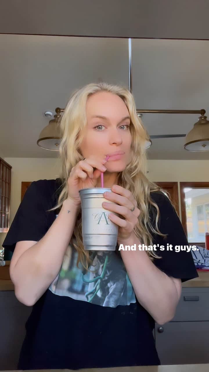 レヴェン・ランビンのインスタグラム：「My at-home coffee for my #anxiety girlies! ☕️ I honestly like this better than almost coffee shops.  And if you’re feeling frisky, I do add a shot of cold brew (but not too much!!!) #coffee #icedcoffee #morning」
