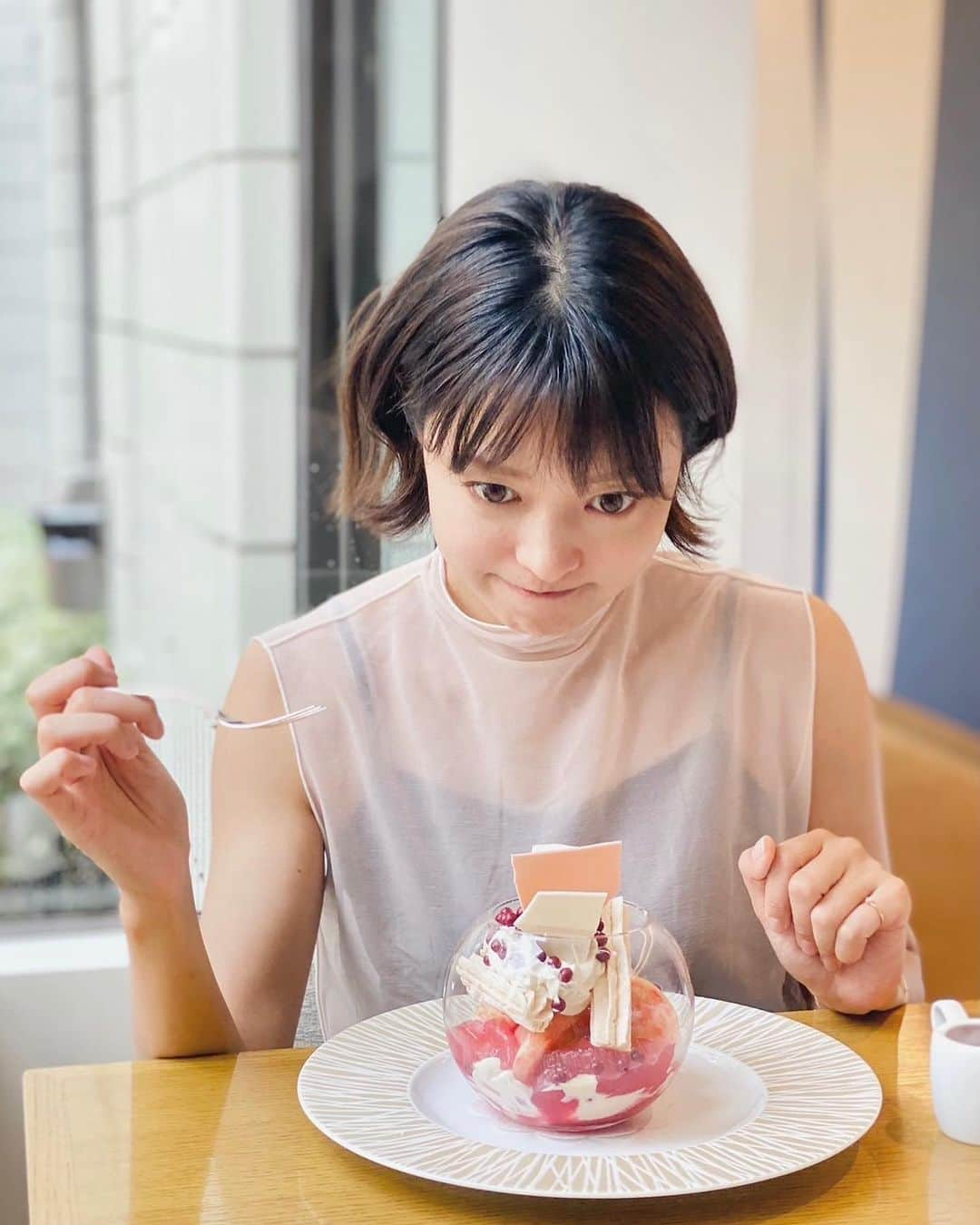 小林涼子さんのインスタグラム写真 - (小林涼子Instagram)「. ぱくぱくぱーく。  今日お会いする皆さんに 「聖母アビゲイル怖いです」って 言われてしまうので せめて盛れた写真を！🍰  少し前にJ-WAVEのラジオで ご紹介させていただいたご縁を なかのさんが結んでくださって ヨックモック青山本店 ブルーブリックラウンジでスィ会🥰 ありが糖ございました💓  @saitomasanori さん @yorosweets  あ！明日2023年9月9日は午後4時〜5時15分 テレビ愛知開局40周年記念ドラマ 「秀吉、スタートアップ企業で働く」放送です！  テレビ東京系列6局ネットで放送 テレビ愛知・テレビ東京 テレビ大阪・テレビ北海道 テレビせとうち・TVQ 九州放送  ぜひご覧くださいませ！ #秀吉働く」9月8日 22時42分 - ryoko_kobayashi_ryoko