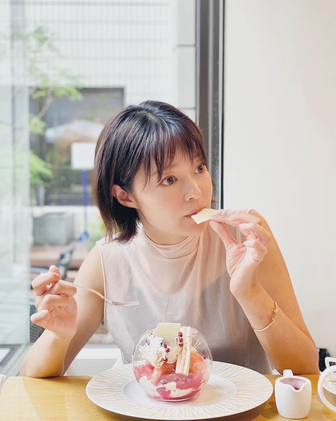 小林涼子のインスタグラム：「. ぱくぱくぱーく。  今日お会いする皆さんに 「聖母アビゲイル怖いです」って 言われてしまうので せめて盛れた写真を！🍰  少し前にJ-WAVEのラジオで ご紹介させていただいたご縁を なかのさんが結んでくださって ヨックモック青山本店 ブルーブリックラウンジでスィ会🥰 ありが糖ございました💓  @saitomasanori さん @yorosweets  あ！明日2023年9月9日は午後4時〜5時15分 テレビ愛知開局40周年記念ドラマ 「秀吉、スタートアップ企業で働く」放送です！  テレビ東京系列6局ネットで放送 テレビ愛知・テレビ東京 テレビ大阪・テレビ北海道 テレビせとうち・TVQ 九州放送  ぜひご覧くださいませ！ #秀吉働く」