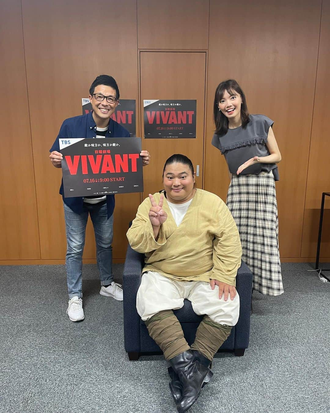 加藤里奈（カトリーナ）さんのインスタグラム写真 - (加藤里奈（カトリーナ）Instagram)「#VIVANT ドラムに会えた〜🥺✨✨✨ okいただいたのでこちらでもシェア💁🏻‍♀️ #ドラムに会いに行こう in名古屋 #CBC #チャント の生放送後に #ドラ魂キング 放送後の我々とも撮影して 頂きました📸 明日は #花咲かタイムズ に生出演！ 明日、明後日は #ららぽーと愛知東郷 で会えるらしいです👍 ぜひ皆さまも生ドラムに会ってvivantの世界観を堪能して 日曜の緊急生放送とドラマ本編を楽しみましょー😍😍  #ドラマ #ドラマ好きな人と繋がりたい #ドラム」9月8日 22時43分 - rinakatoktriiina