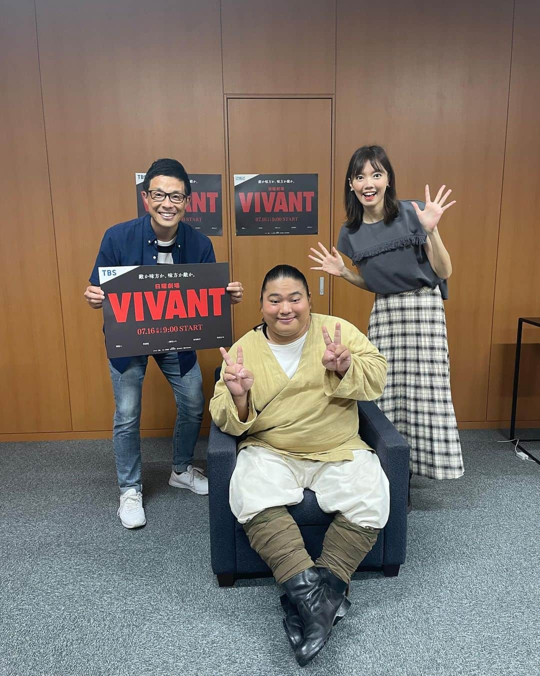 加藤里奈（カトリーナ）さんのインスタグラム写真 - (加藤里奈（カトリーナ）Instagram)「#VIVANT ドラムに会えた〜🥺✨✨✨ okいただいたのでこちらでもシェア💁🏻‍♀️ #ドラムに会いに行こう in名古屋 #CBC #チャント の生放送後に #ドラ魂キング 放送後の我々とも撮影して 頂きました📸 明日は #花咲かタイムズ に生出演！ 明日、明後日は #ららぽーと愛知東郷 で会えるらしいです👍 ぜひ皆さまも生ドラムに会ってvivantの世界観を堪能して 日曜の緊急生放送とドラマ本編を楽しみましょー😍😍  #ドラマ #ドラマ好きな人と繋がりたい #ドラム」9月8日 22時43分 - rinakatoktriiina