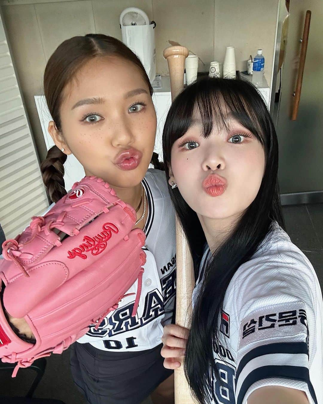 OH MY GIRLのインスタグラム：「230908 두산베어스 시구&시타 📸  오마이걸만의 깜찍하고 유쾌한 에너지로 야구장도 접수한 밈씅💕   #오마이걸 #OHMYGIRL #OMG  #미미 #승희」