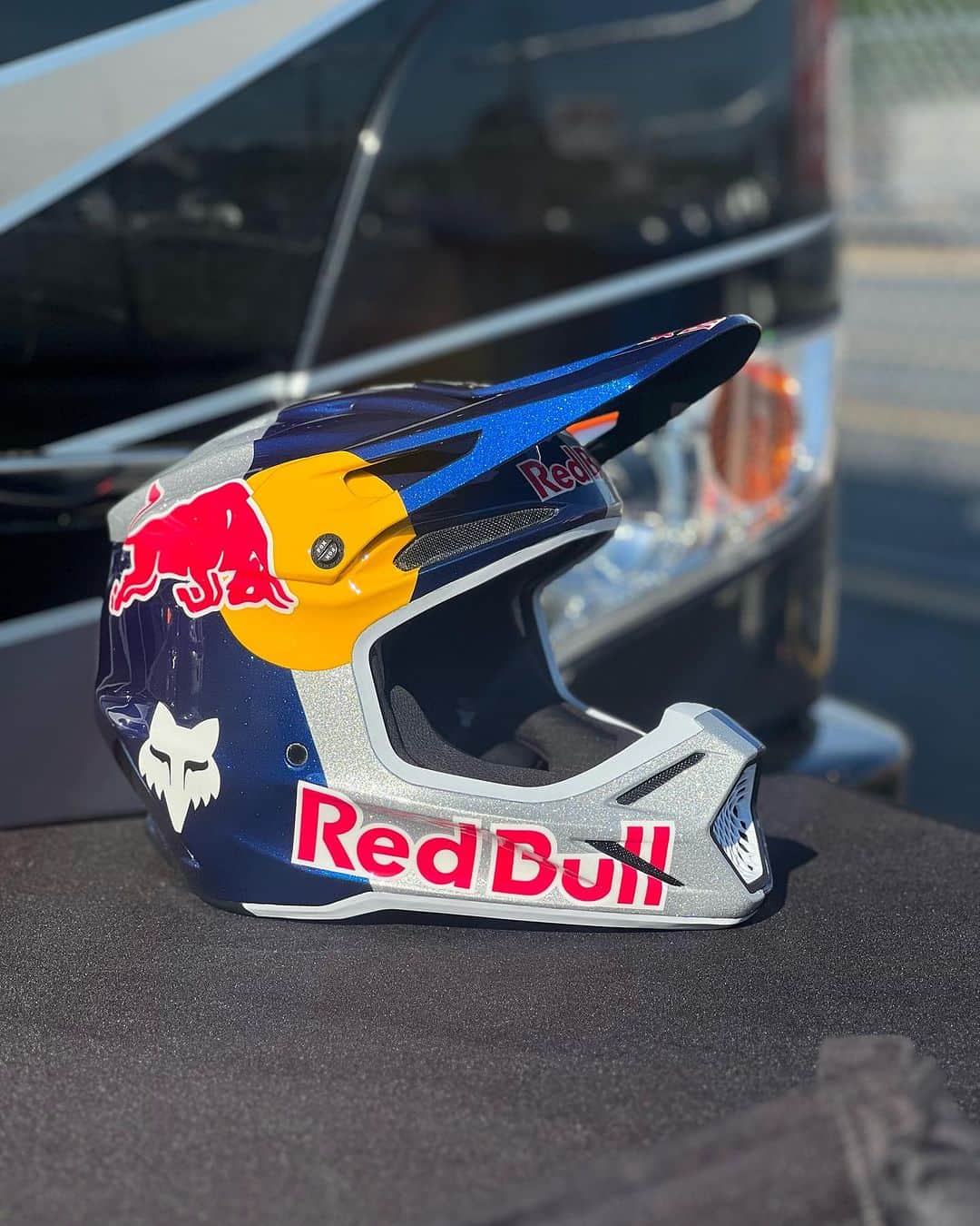 ケン・ロックゼンさんのインスタグラム写真 - (ケン・ロックゼンInstagram)「A fresh @foxmoto @redbull #V3RS Lid 😍  I ll show you guys the back of it next week 😎」9月8日 22時46分 - kenroczen94