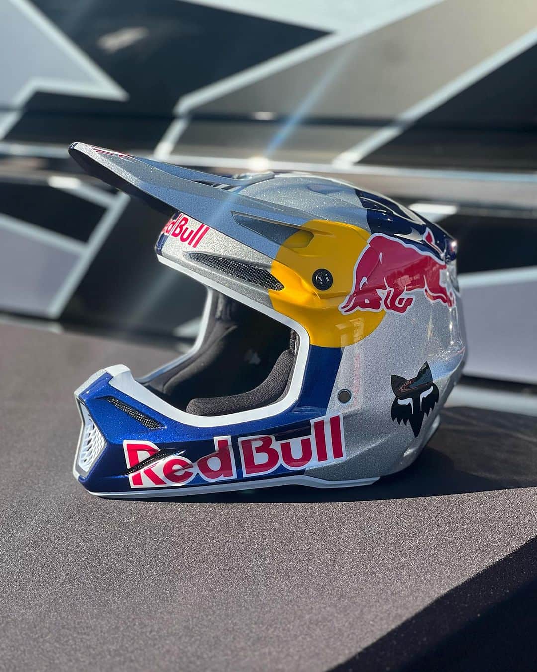 ケン・ロックゼンのインスタグラム：「A fresh @foxmoto @redbull #V3RS Lid 😍  I ll show you guys the back of it next week 😎」