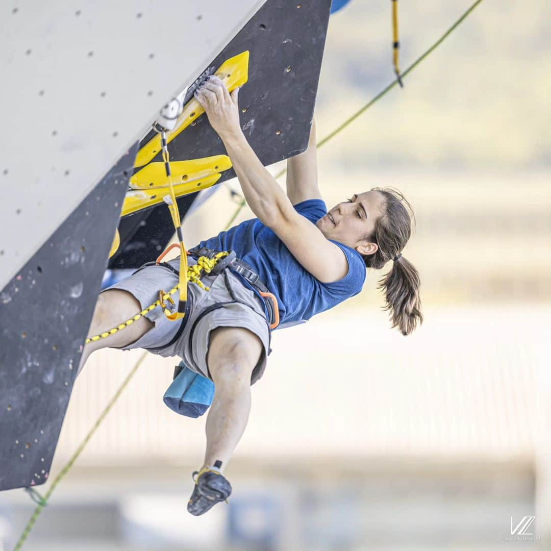 スターシャ・ゲージョのインスタグラム：「Ahh Koper. The good shape happened 3 days too early. Just couldn't deal with the acid. The training actually went way better than what I showed today.  First below the line for semifinals.  I feel like this was the unluckiest season ever in my quite long career. It might also be the shittiest and hardest (saddest) year in my personal life.   Only one big international comp is left for me in 2023, the European Olympic Quali in Laval in October. I really want this season to stop sucking so badly. I admit, I identify with the result lists more than I should. I'm worth way more than this. I just need to find a way to show it through this insanely packed field. I was frustrated most of the season, took losses so close to the heart. I wept on every missed goal, and I missed a lot of them this year, despite feeling the most mature, skilled and the strongest so far in my life.   No excuses, keep going, keep pushing. The shape is forming very nicely, it just takes longer now. And the number of competitions in a season doesn't make it any easier. It's just so hard sometimes to simply let go. I'm not satisfied and I will push until I am where I want to be.   Thanks @vladek_zumr for the photos 🙏🏼」