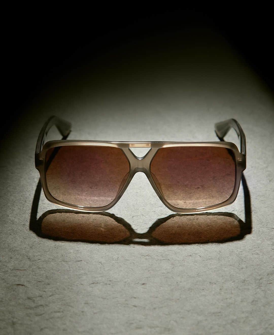 オリバーピープルズのインスタグラム：「1977C – oversized and incognito. @khaite_ny @oliverpeoples」