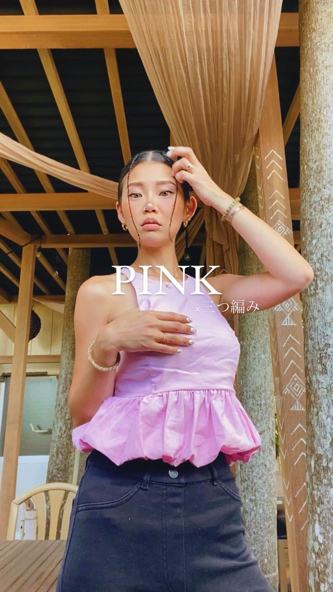 のインスタグラム：「女の子過ぎるタンクトップ × Bgir系三つ編み  お洒落を楽しむ休日リール🧵🌸💕 👗▷ @zara  #三つ編み #zara #甘めコーデ #ふりふりタンク #ピンクコーデ #awich #bgirl #ヘアアレンジ #zaraコーデ #ishigaki #okinawa #石垣島 #沖縄 #コーデ」