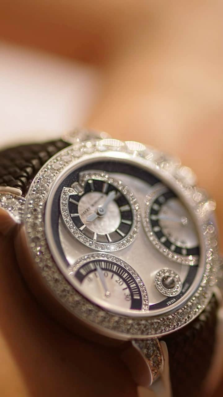 ハリー・ウィンストンのインスタグラム：「Harry Winston’s exceptionally luxurious timepieces offer versatility and daring style. Create an effortless look this summer with iconic Ocean models—link in bio. #HarryWinston #HWOcean」