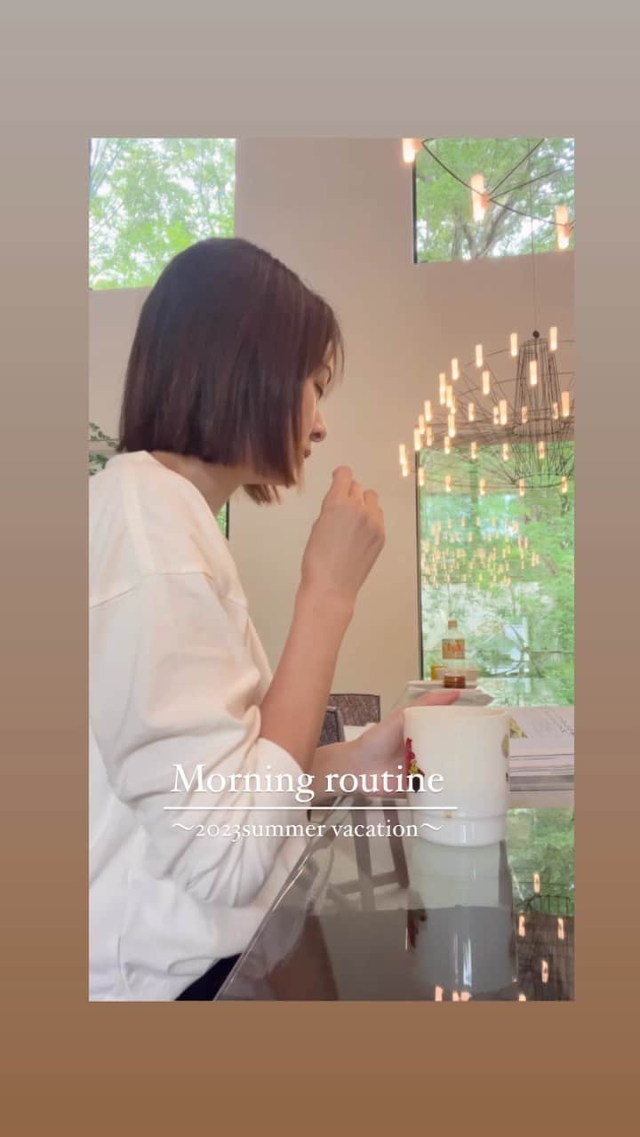 乙黒えりのインスタグラム：「娘が夏休みのママのモーニングルーティン撮ってあげるよー!とのことでマジな寝起きから撮りました。本気の寝癖w ここは家じゃなくて夏休みに滞在していた場所です。ルームウエアは　@rhythmandbalance_official  夏休みに撮っておいたのを編集するのが遅くなりました💦私のリール投稿途中で画像サイズが辺になっちゃうんだけどなんで？？？😭 #夏休み#モーニングルーティン#morningroutine」