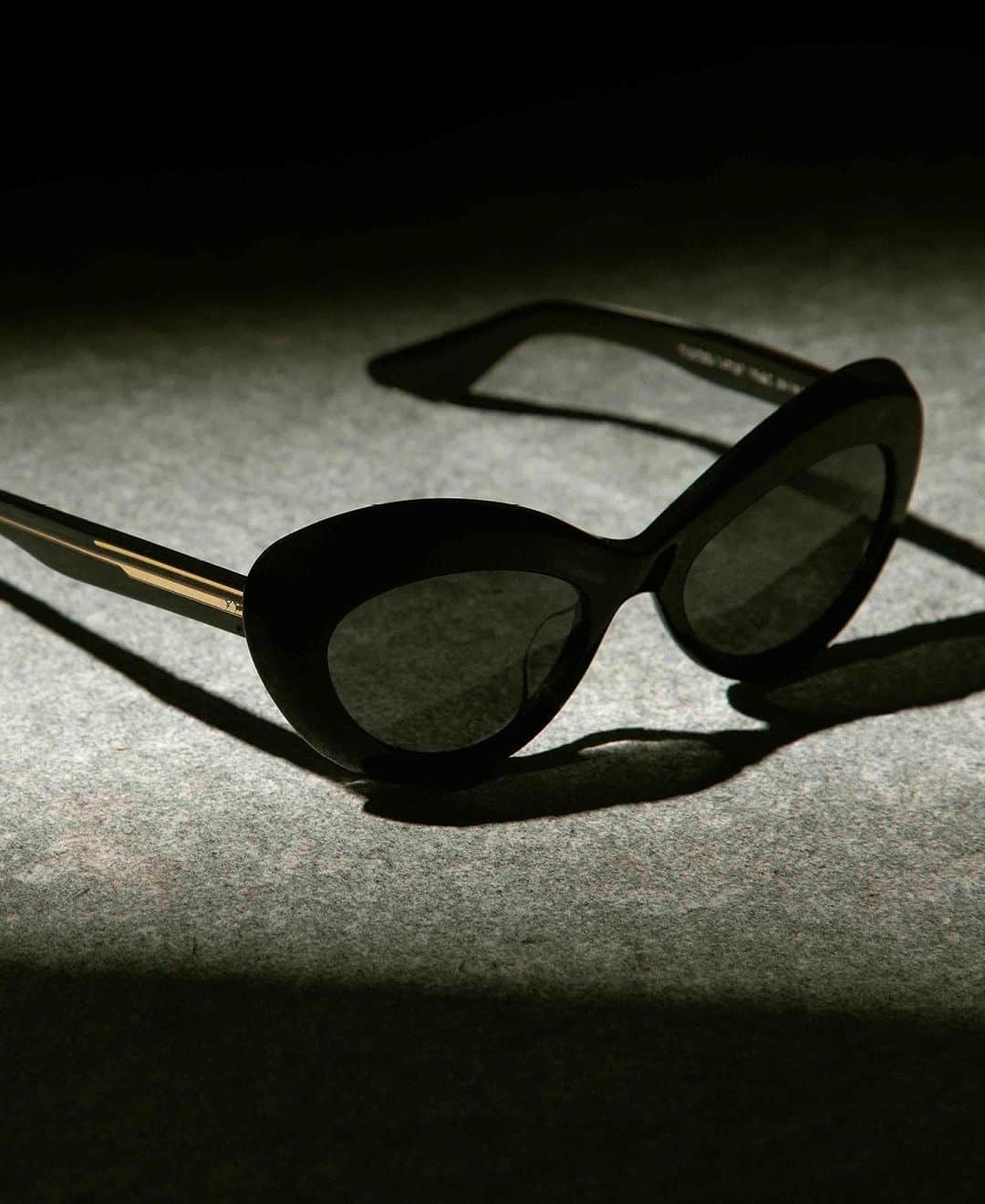 オリバーピープルズのインスタグラム：「1968C – a dynamic take on a glamorous silhouette. @khaite_ny @oliverpeoples」