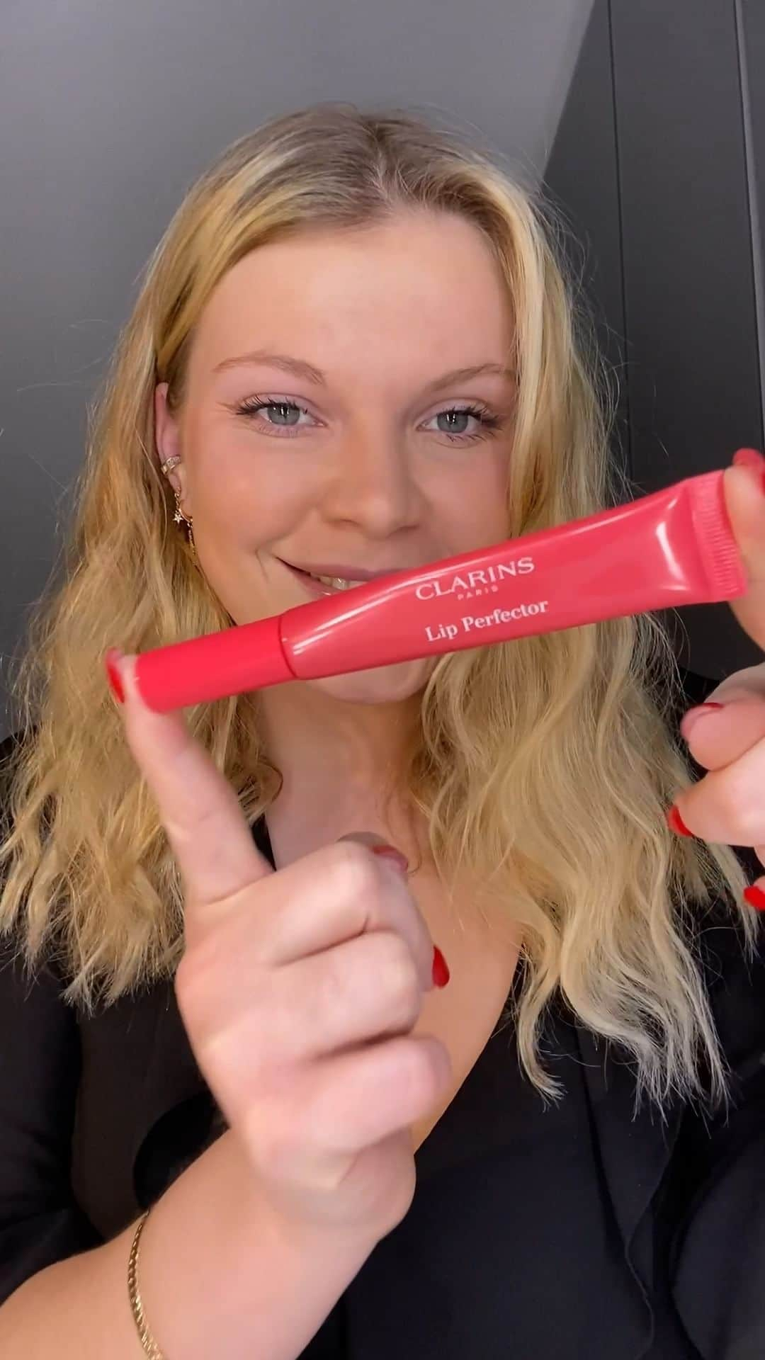 Clarins Italiaのインスタグラム：「🤩ATTENZIONE: tip make-up in arrivo!  Ti sei innamorata di lui per le tue labbra… ma lo sapevi che Lip Perfector sta per diventare il tuo insostituibile alleato make-up anche per gli zigomi?   Sì, hai letto bene! Basta infatti applicarne una piccola quantità sulle guance per un effetto bonne mine super naturale… un po’ come aver vissuto una giornata all’aria aperta! 😍  L’hai già provato?   #Clarins #ClarinsItalia #lips #MakeUpTips #MakeUpLook」