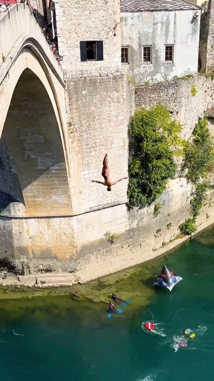 レッドブルのインスタグラム：「the railing was a paid actor 😅  🗓️ LIVE Saturday, September 9 ⏰ 3:30 PM CEST | 1:30 PM GMT 📺 on Red Bull TV, Facebook & YouTube @redbullcliffdiving 🇺🇸 exclusively on @espn+ in USA  #redbull #givesyouwiiings #redbullcliffdiving #cliffdive #diving #swimming」