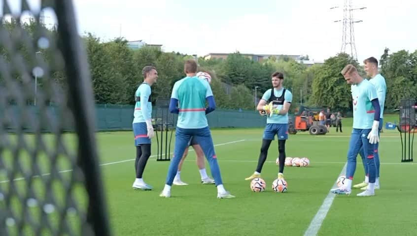 ティム・クルルのインスタグラム：「Training @lutontown #gkunion」