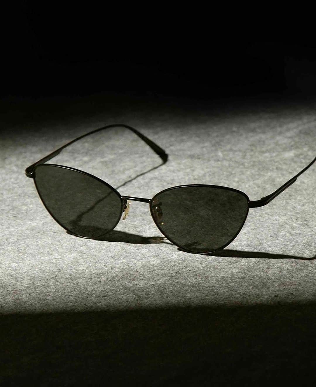 オリバーピープルズのインスタグラム：「1998C – a metal cat-eye for the metropolitan minimalist. @khaite_ny @oliverpeoples」