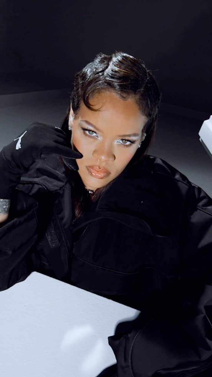 プーマのインスタグラム：「@badgalriri redefining sports fashion.  Iconic from the field to the streets, meet the Avanti. Dropping September 15 at PUMA.com and select retailers worldwide.  T-7 days.  #FENTYxPUMA」
