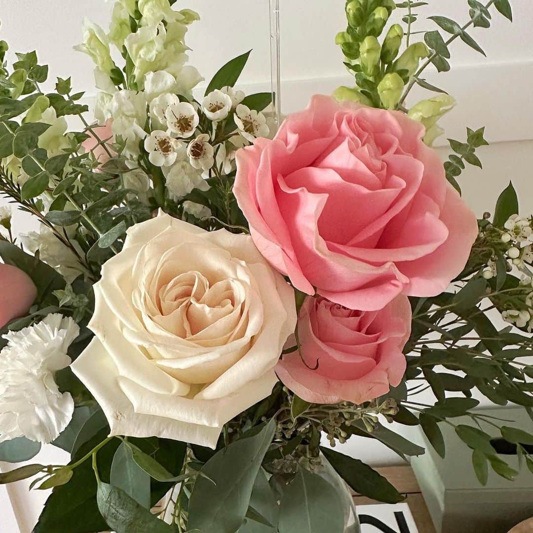 Mara Teigenのインスタグラム：「Thought of the day: I was reflecting, thinking about my life recently, and how much has changed over such a short period of time. I wanted to remind all of you that the best things can come so unexpectedly. Don’t worry if you don’t have everything you want in life yet, or if you feel that you are far away. Life is full of surprises and things can change in a heartbeat. My family has grown and my heart is so full. I’m so blessed and I thank myself for not being scared of the unknown and pushing through the hard times. 🤍 Stay positive xx M 🩷」