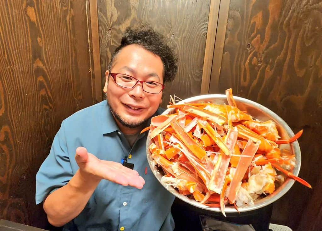 ケニチのインスタグラム：「青春18きっぷで行くカニ食べ放題旅行☺️3980円ですよ‼️後程YouTubeで動画アップさせて頂きます🍺 #青春18きっぷ　#カニ　#蟹　#食べ放題　#飲み放題　#鉄道　#呑み鉄」