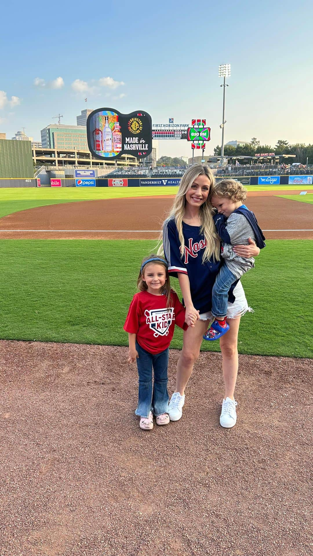 カーリー・ワデルのインスタグラム：「Got to sing the National Anthem at the @nashvillesounds game last night while Bella got to be the All Star kid yell “play ball”! It is so fun being able to show my kids how to follow your dreams and have them be a part of it at the same time! Bella was so brave and is so proud of herself for getting out of her comfort zone. (She is very shy in public) I told her mommy was nervous too and she said “mommy we can both be brave”! It was a night to remember! (I’ll post the anthem soon 🇺🇸)」