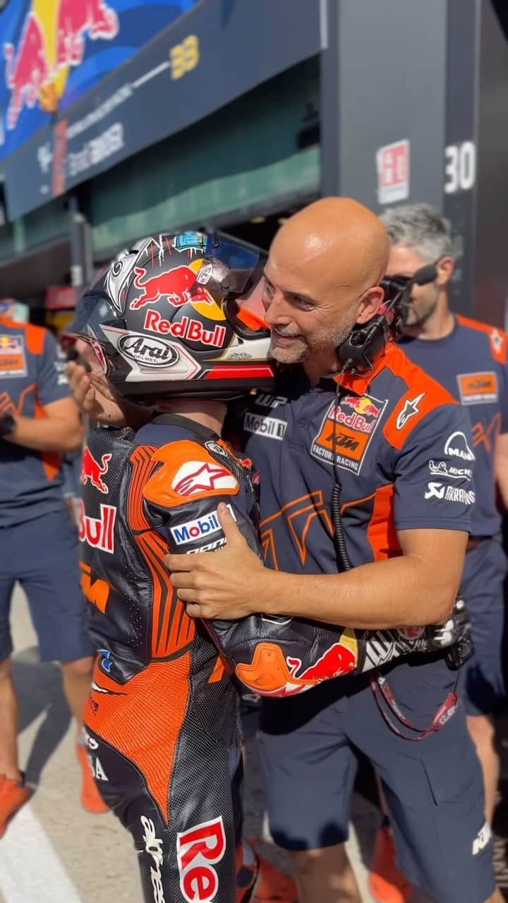 ダニ・ペドロサのインスタグラム：「Top 3️⃣ for @26_danipedrosa! He’s through to tomorrow’s Q2️⃣ session. 🕺🏻   We just love to see it. He’s still got it. What a guy! 👊  #KTM #ReadyToRace #SanMarinoGP 🇸🇲 #MotoGP #Motorsport #DaniPedrosa #Misano」