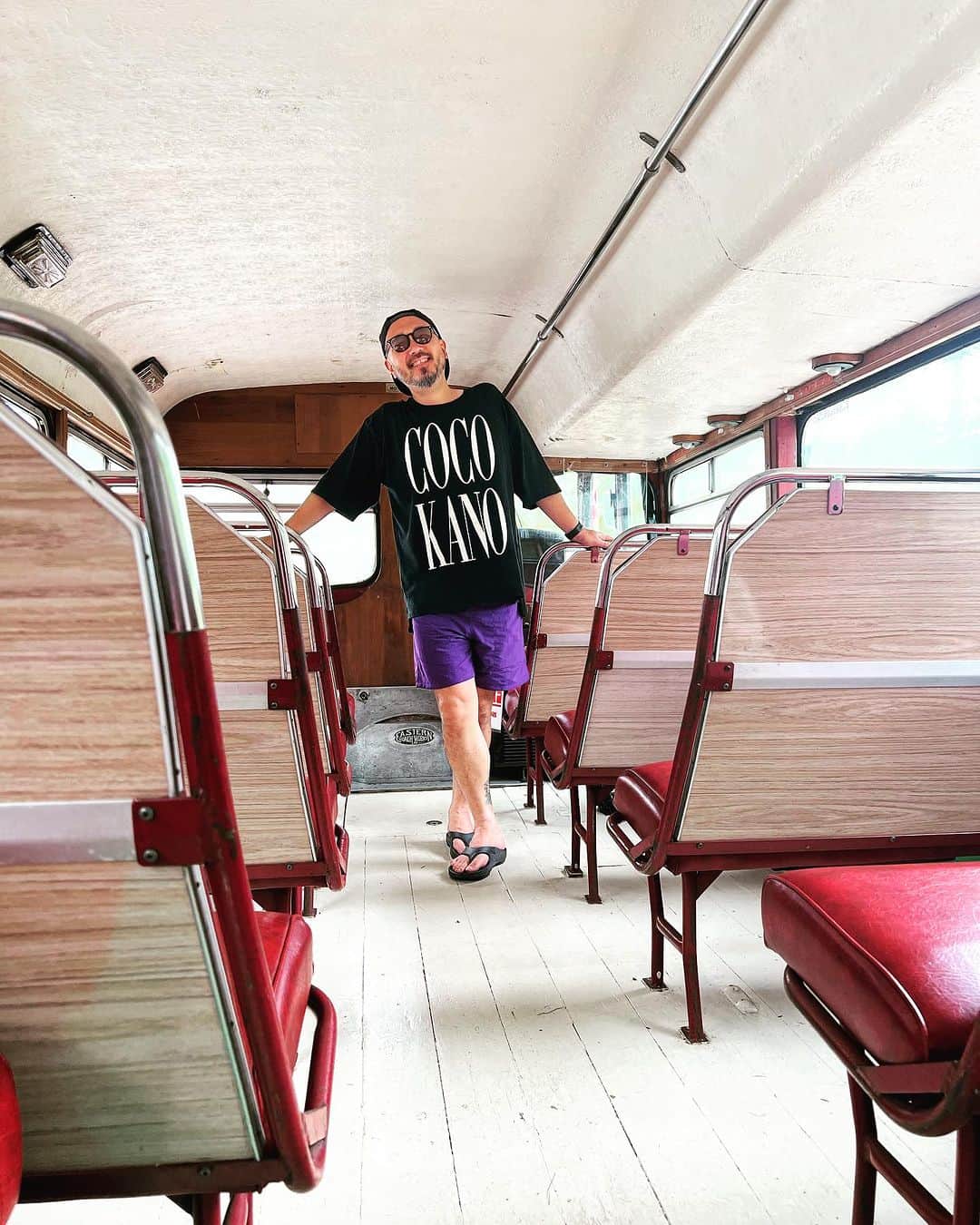 コシバKENのインスタグラム：「. 涼しなってきたなぁ。  ええ夏やったなぁ。  バスん中やけど。  #ETKING #summer #bus #バス #洒落たバスの中男」