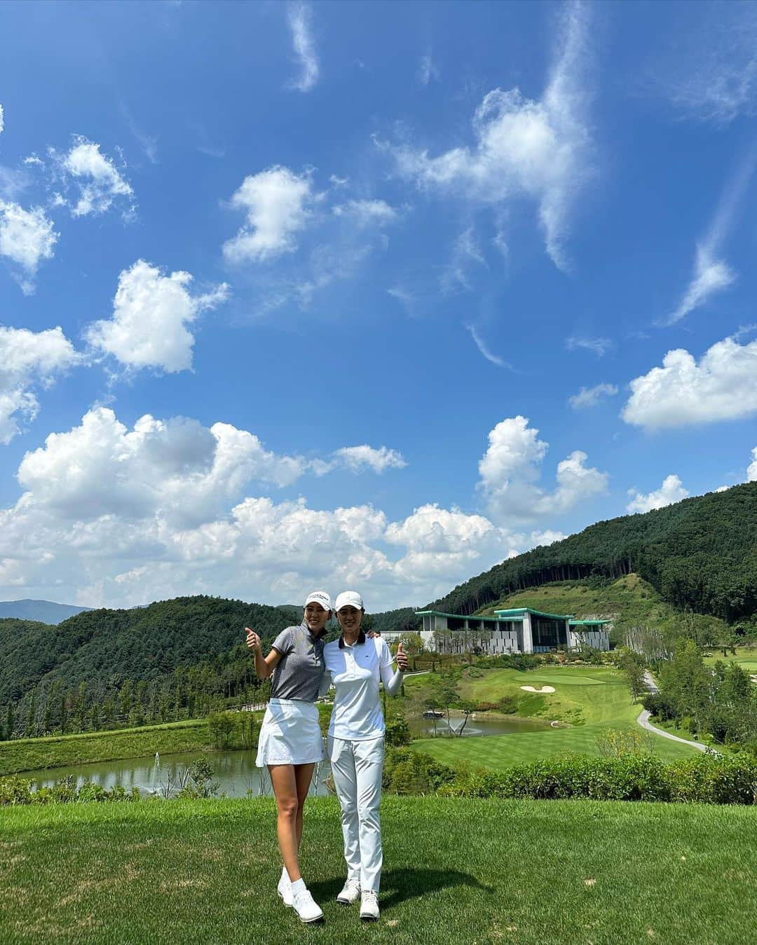 チェ・ナヨンのインスタグラム：「지난 몇 주도 바빴네요🥲 운동을 너무 못하고 안해서  몸이 일반인(?!) 몸이 되어서 허리, 목, 무릎, 발목 다 아파서 다시 운동 시작해야겠다😒 안하고 싶은데 안하면 몸이 아파요 ☹️ 앞으로 오운완 올려야겠어요! ㅎㅎ 치마도 입고 프로필 사진도 촬영했어요😝」