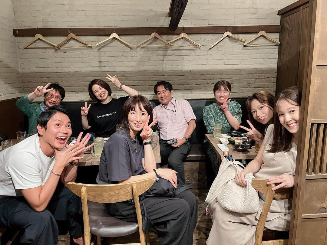 坂下千里子のインスタグラム：「愛するnewsおかえり木曜メンバー。初めてのご飯会。横山太一アナのまともな写真が一枚も無い。ギリこれです🤣 . @oginaoki_ogimama  @kishidanami  産休に入る津田アナ！大仕事頑張ってね！！！ . #🫶  #news おかえり #木曜 #これからよろしくね #鷲尾アナ」