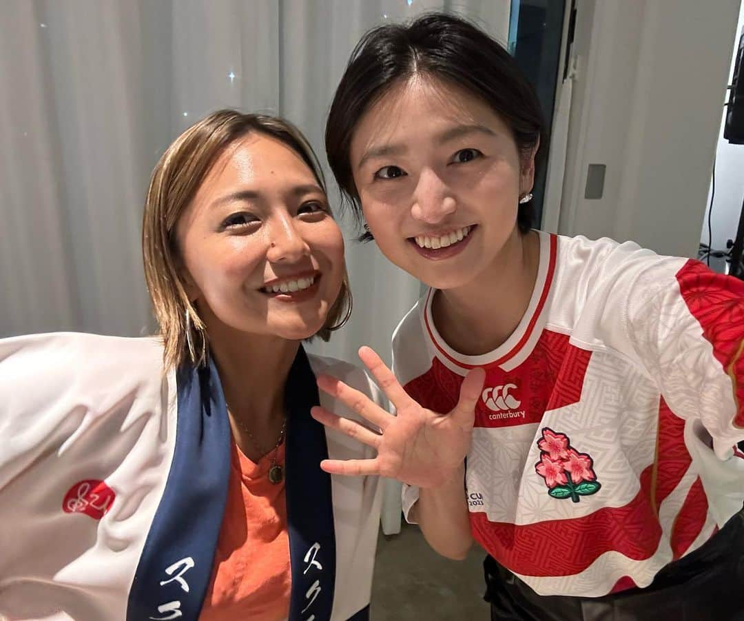 上野優花さんのインスタグラム写真 - (上野優花Instagram)「RWC開催地 フランスに想いを馳せる夜🇫🇷  大学生の頃、親友と パリ→ニース→エクアンプロヴァンス→パリ を巡ったのが懐かしい。  スニーカーを履いて 飲まず食わず夢中で街中を歩き回って 2人して貧血で倒れかけたっけ😂 旅ってハプニングの方がよく覚えてるの私だけ？  スクラムユニゾンのイベントに来ていたお客さんの中にも 🇫🇷行くよー！という方が何人もいましたね。 安全で楽しい良い旅を✨💐  先日のイベントのゲストのお二人は はじめましてでした🤗  東京山九フェニックスの鈴木実沙紀選手。 もはやラグビー選手を超えて、 ラグビー解説者、学者、でした😂✨ 何を振っても、 簡潔かつ気持ちのこもったトークを返してくださり、 うっとりする程☺️  浦安D-Rocksの金正奎選手。 同じ母校なのは存じておりましたが、 まさかの学部まで同じでした。 子供同士も歳が近いので パパ友になれそう😂✨  匠さんは 4年前の調布でのファンゾーンぶり🙌🏻✨ 匠さんも早稲田なので 3人でWポーズしたのですが、 これであってる…？？👐🏻  美里ちゃんは 言わずもがな私のラグビーの師匠🙏🏻 そして仲間🤝🏻 記憶力と描写力、そして情熱が凄い！ 尊敬するところが沢山です。  さぁ、いよいよ明け方には開幕戦🏉  起きられる…かな🤣？！  そしてそして 明日土曜日、午前11時から 丸ビル1階で行われる クボタスピアーズのイベントに 私もMCとして参加させて頂きます！  お近くにいらっしゃる方は ぜひ覗いてみてくださいね〜😊  そしてオレンジアーミーの皆さん！ 宜しくお願いいたします🧡  #RWC期間中は書くこと満載で忙しい #嬉しい悲鳴とはまさにこの事 #rwc2023」9月8日 23時21分 - yuka_ueno89