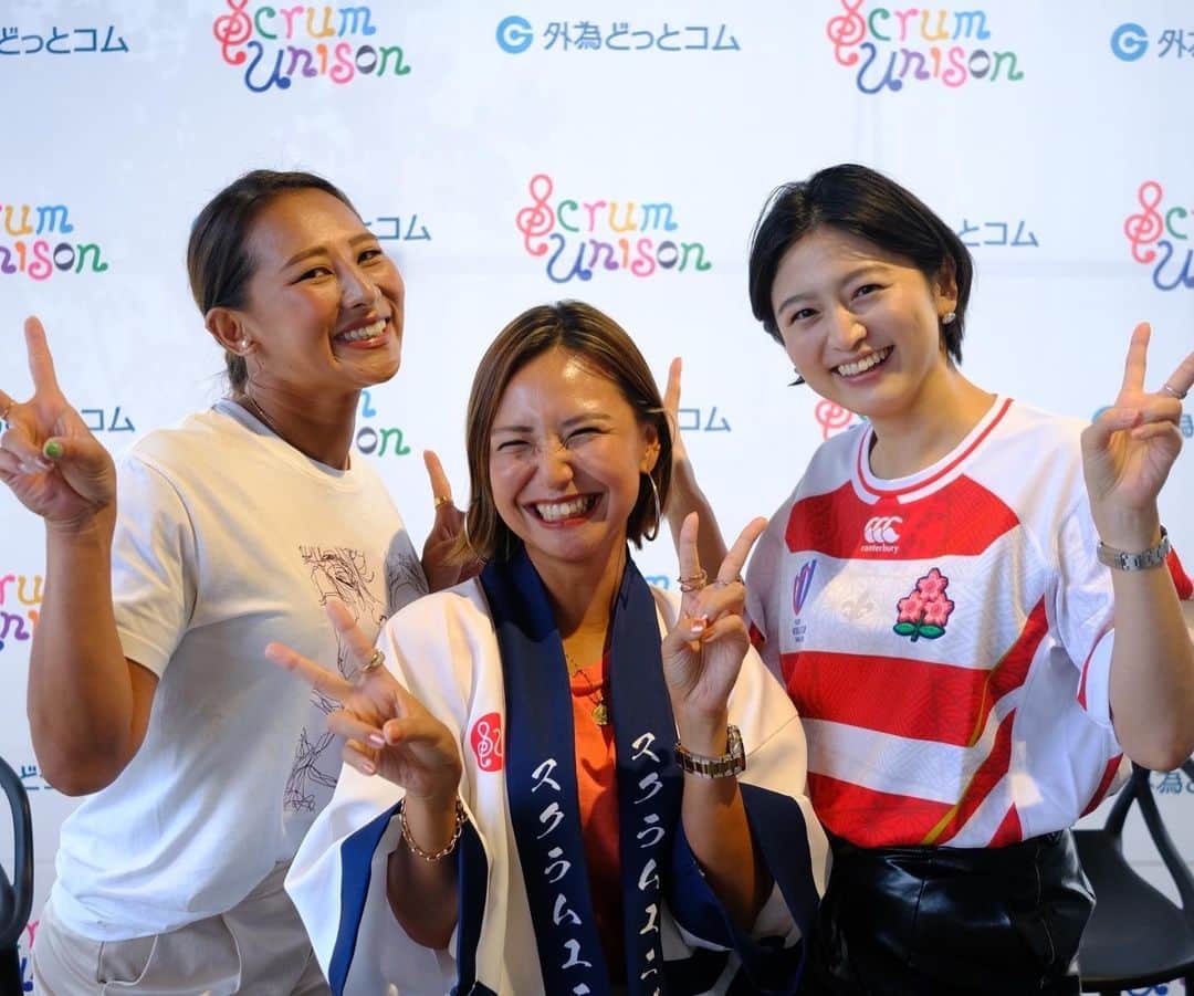 上野優花のインスタグラム：「RWC開催地 フランスに想いを馳せる夜🇫🇷  大学生の頃、親友と パリ→ニース→エクアンプロヴァンス→パリ を巡ったのが懐かしい。  スニーカーを履いて 飲まず食わず夢中で街中を歩き回って 2人して貧血で倒れかけたっけ😂 旅ってハプニングの方がよく覚えてるの私だけ？  スクラムユニゾンのイベントに来ていたお客さんの中にも 🇫🇷行くよー！という方が何人もいましたね。 安全で楽しい良い旅を✨💐  先日のイベントのゲストのお二人は はじめましてでした🤗  東京山九フェニックスの鈴木実沙紀選手。 もはやラグビー選手を超えて、 ラグビー解説者、学者、でした😂✨ 何を振っても、 簡潔かつ気持ちのこもったトークを返してくださり、 うっとりする程☺️  浦安D-Rocksの金正奎選手。 同じ母校なのは存じておりましたが、 まさかの学部まで同じでした。 子供同士も歳が近いので パパ友になれそう😂✨  匠さんは 4年前の調布でのファンゾーンぶり🙌🏻✨ 匠さんも早稲田なので 3人でWポーズしたのですが、 これであってる…？？👐🏻  美里ちゃんは 言わずもがな私のラグビーの師匠🙏🏻 そして仲間🤝🏻 記憶力と描写力、そして情熱が凄い！ 尊敬するところが沢山です。  さぁ、いよいよ明け方には開幕戦🏉  起きられる…かな🤣？！  そしてそして 明日土曜日、午前11時から 丸ビル1階で行われる クボタスピアーズのイベントに 私もMCとして参加させて頂きます！  お近くにいらっしゃる方は ぜひ覗いてみてくださいね〜😊  そしてオレンジアーミーの皆さん！ 宜しくお願いいたします🧡  #RWC期間中は書くこと満載で忙しい #嬉しい悲鳴とはまさにこの事 #rwc2023」