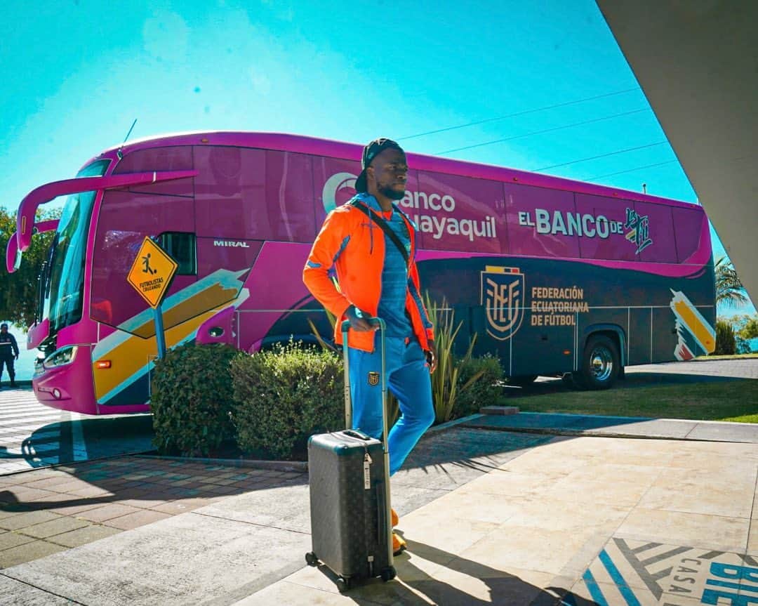 サッカー エクアドル代表チームさんのインスタグラム写真 - (サッカー エクアドル代表チームInstagram)「🏡Llegamos a casa en nuestro nuevo bus 🚌 del @bancoguayaquil, #ElBancoDeLaTri」9月8日 23時26分 - latriecu