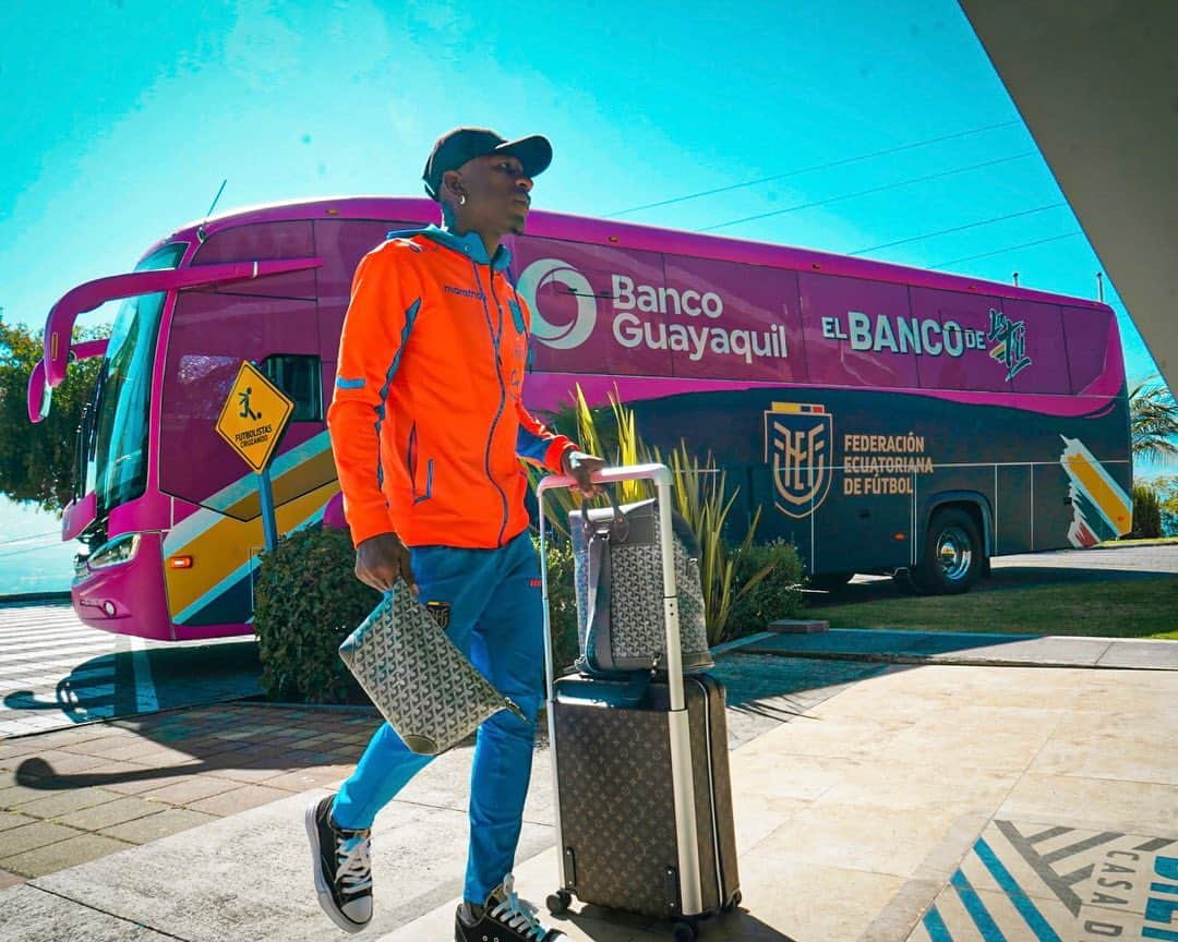 サッカー エクアドル代表チームのインスタグラム：「🏡Llegamos a casa en nuestro nuevo bus 🚌 del @bancoguayaquil, #ElBancoDeLaTri」