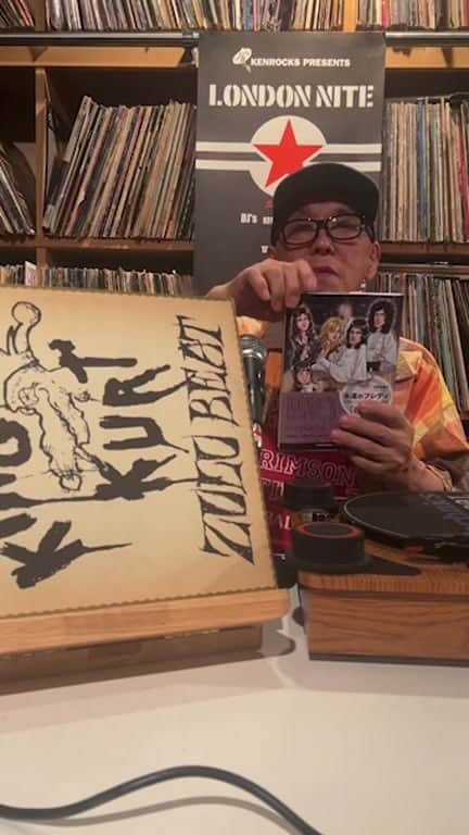 Kensho Onukiのインスタグラム：「kenrocks TV 今夜も多数参加ありがとうございます😊はじめにラジオ「全英TOP20」のDJ一緒にやっていたスヌーピーこと今泉圭姫子さんのクイーン単行本を！からのKing KurtライブでのDJでプレイしたレコードなど。楽しいひと時に感謝デス🙇‍♂️」