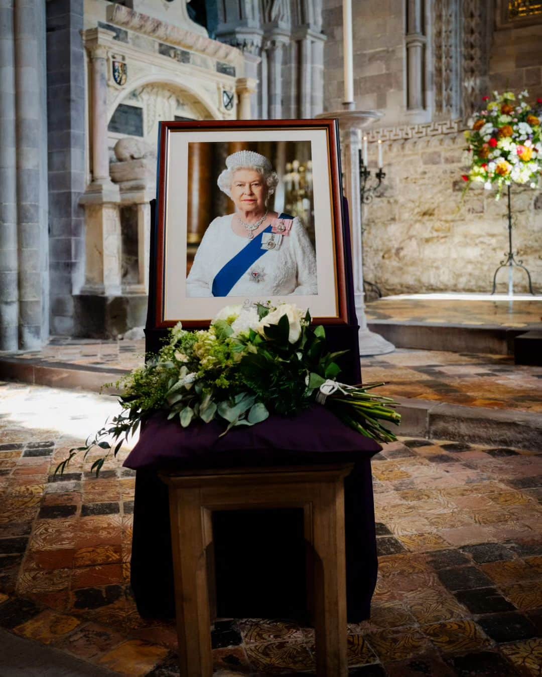 ウィリアム（ケンブリッジ公）さんのインスタグラム写真 - (ウィリアム（ケンブリッジ公）Instagram)「A moment of reflection at St Davids Cathedral honouring Her Late Majesty and all that she did for communities like this around the UK, the Commonwealth and the world.  Munud i fyfyrio yn Eglwys Gadeiriol Tyddewi i anrhydeddu Ei Diweddar Mawrhydi a phopeth a wnaeth er budd cymunedau fel hyn yn y DU, yn y Gymanwlad a ledled y byd.」9月8日 23時29分 - princeandprincessofwales
