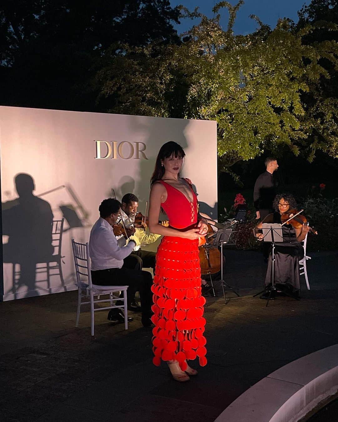 ナタリー・スアレスのインスタグラム：「A night with @dior for J’adore as seen by Jean-Michel Othoniel.」