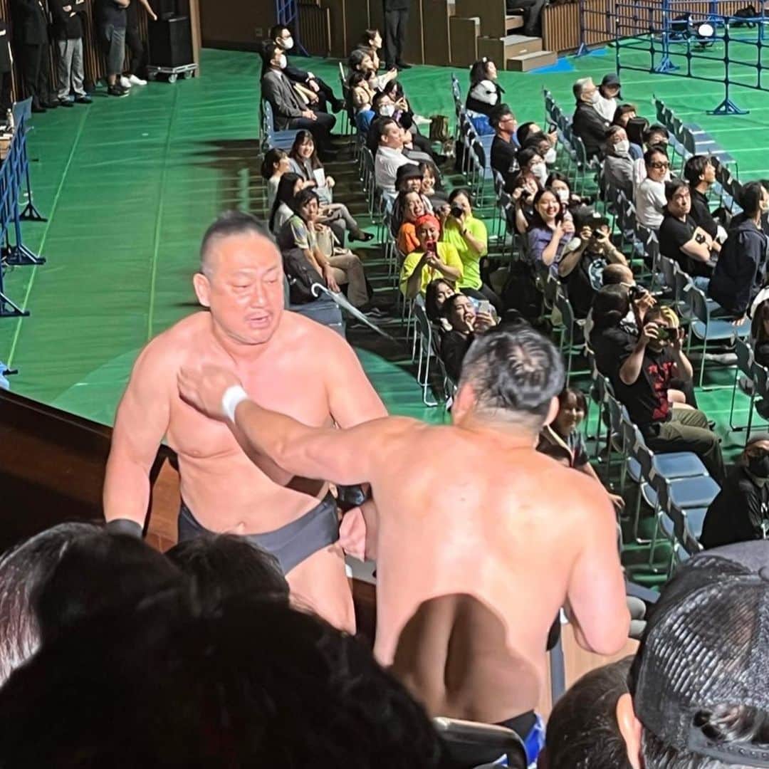 のインスタグラム：「20年ぶりの全日本プロレスなのに一度もリングに上がってない。  "プロレスしねえ"ってこういう事か。佐藤光留め、許せん。  いつか、どこかで路上プロレスやってやる。  秋山さん、岡田君、そしてセコンドについてくれた納谷君、高鹿、瑠希也ありがとうございました！皆んな頼もしかったです！ #ddtpro #ajpw #プロレス」