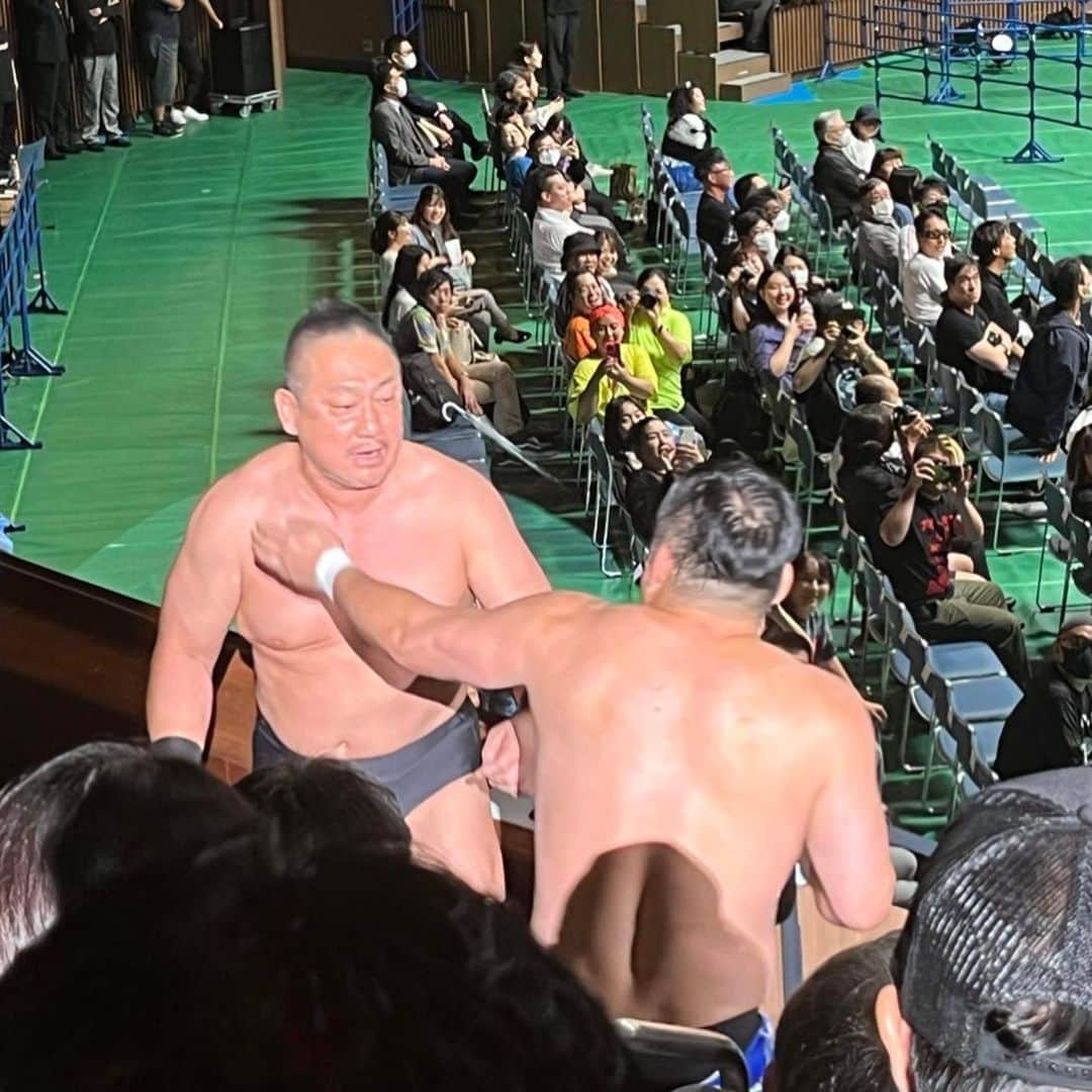 高木三四郎のインスタグラム：「20年ぶりの全日本プロレスなのに一度もリングに上がってない。  "プロレスしねえ"ってこういう事か。佐藤光留め、許せん。  いつか、どこかで路上プロレスやってやる。  秋山さん、岡田君、そしてセコンドについてくれた納谷君、高鹿、瑠希也ありがとうございました！皆んな頼もしかったです！ #ddtpro #ajpw #プロレス」