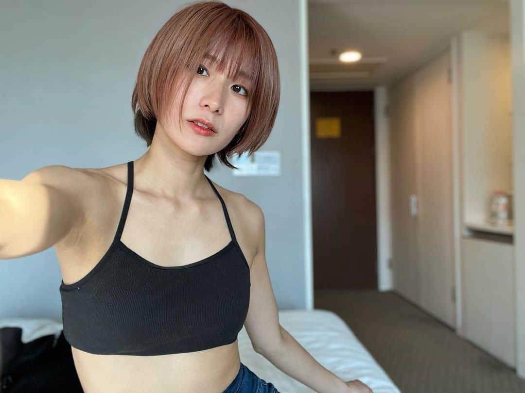 のインスタグラム：「. . . 韓国に泊まってたときの😗 やっぱり明るい髪はテンションあがる✨  オレンジもやりたいから つぎはオレンジヘアー🍊かなあ🥺🧡  #ショートカット女子 #赤髪ショート  #赤髪女子 #ボーイッシュ女子  #japanesegirl #fashion #styleinspo #ootd #outfitoftheday #whatiwore #shoppingaddict #instafashion #currentlywearing #instastyle #fashionista」