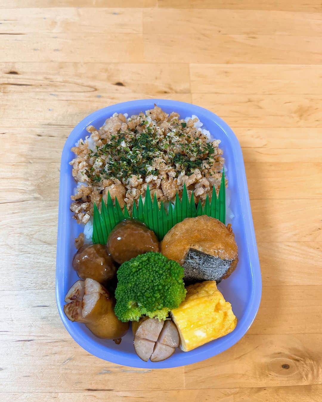 安田和博のインスタグラム：「本日は、長女の学童弁当のみ。前回2段のお弁当で食べきれなかったので、今回は小さめのお弁当箱。果たして完食なるか？ #子ども弁当 #弁当記録 #学童 #小学生女子 #お弁当の詰め方」